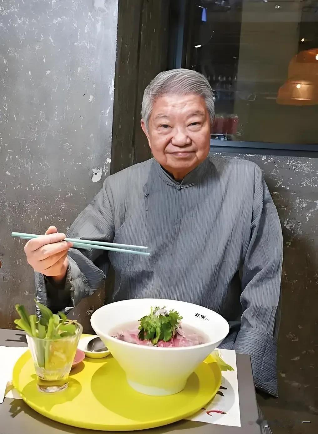 蔡澜走了，老爷子不是死于疾病，也不是死于孤独终老，而是潇洒快活一生之后的