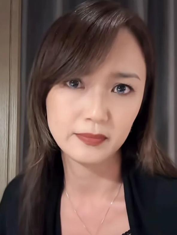 当众抽烟、连杯水都不给准备！新加坡女星直播前直接翻脸取消合作，怒斥中国商家毫无尊