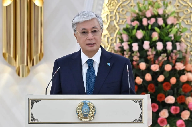 中国专机抵达哈萨克斯坦，托卡耶夫亲自接机，背后深意几何？
