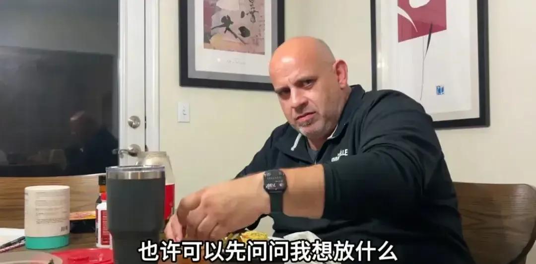 A妈端出两小时的红烧肉，杰森一句“我不喜欢这酱味”把饭桌瞬间冻住。女儿安吉拉低