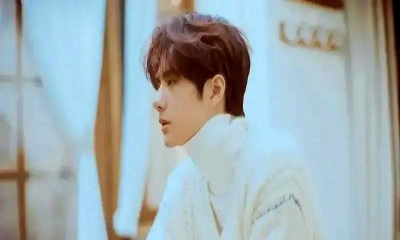 王一博拍《陈情令》时高烧39度还吊着威亚翻跟头，花絮里他脸烧得通红。这种拼劲