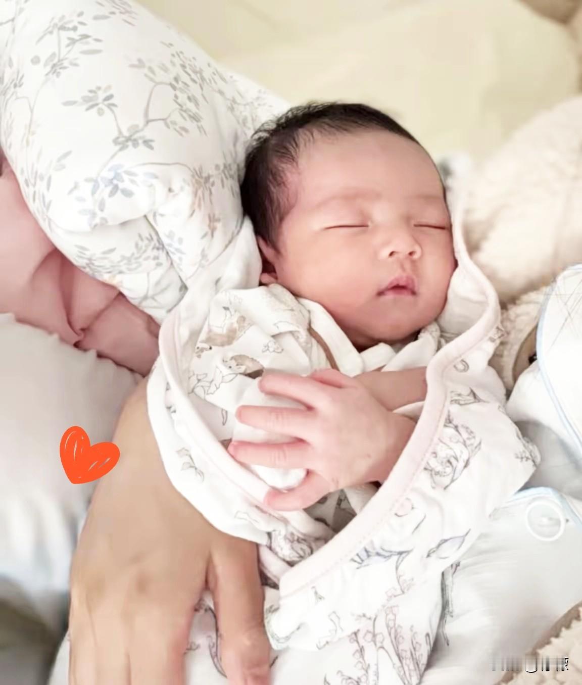 我女儿出生好几天了，名字还没敲定。就因为老公姓“花”，婆婆天天念叨这姓不好取