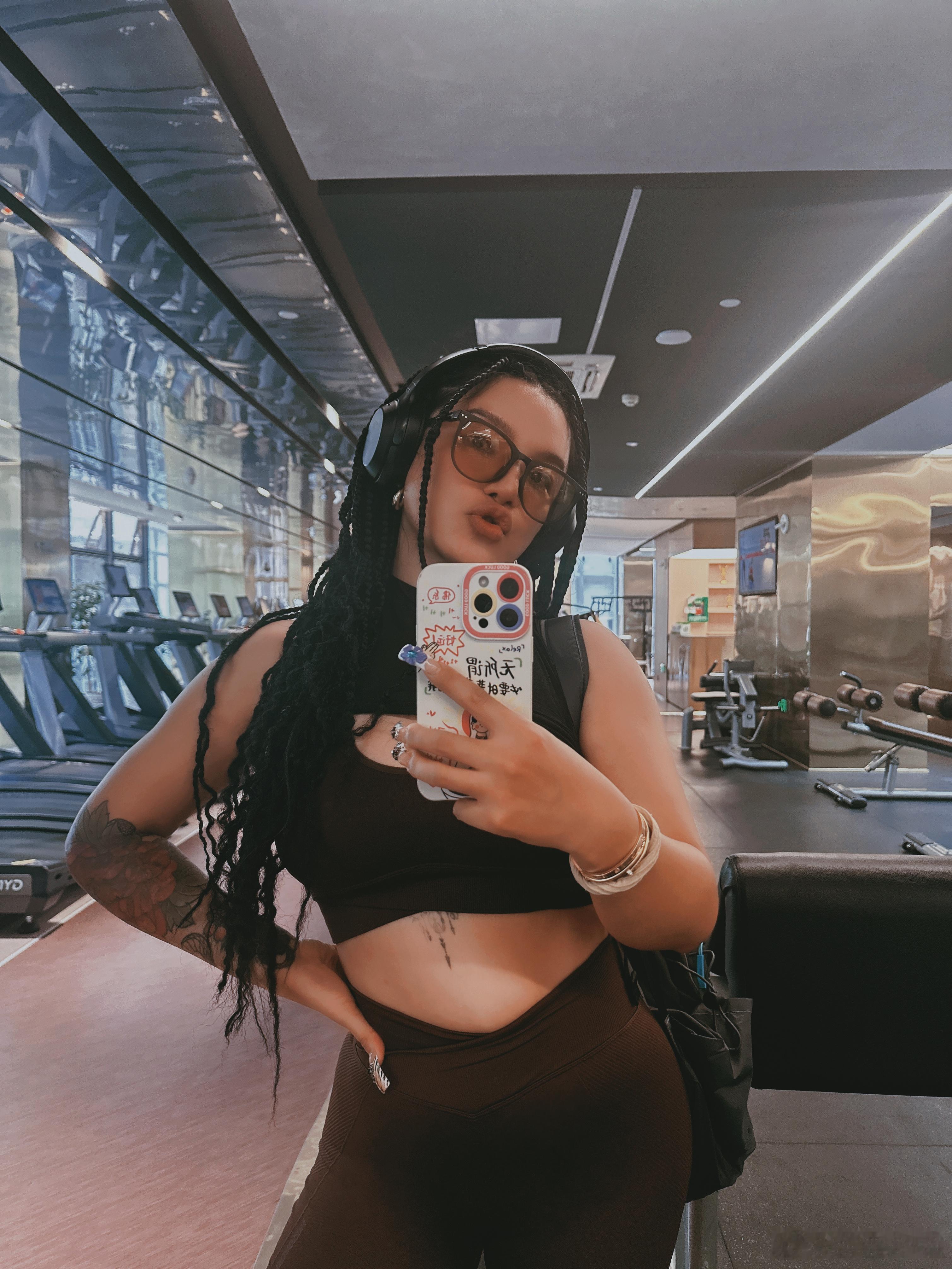 江映蓉半年瘦了20斤从被容貌焦虑困扰，到靠健身和骑行找到热爱与自信。江映蓉用汗水