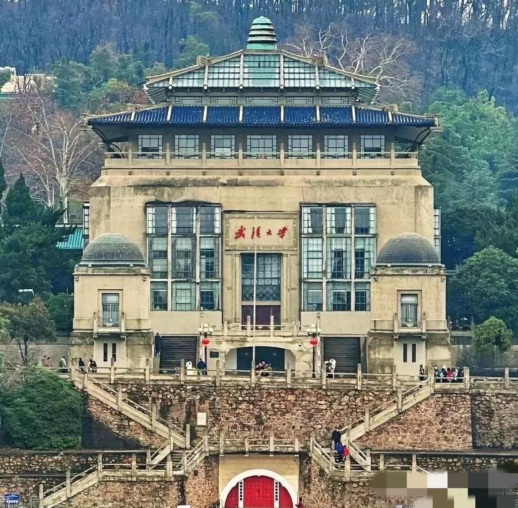 武大法学院“神仙打架”：学生举报导师，985顶流也翻车？一张12页PDF，把