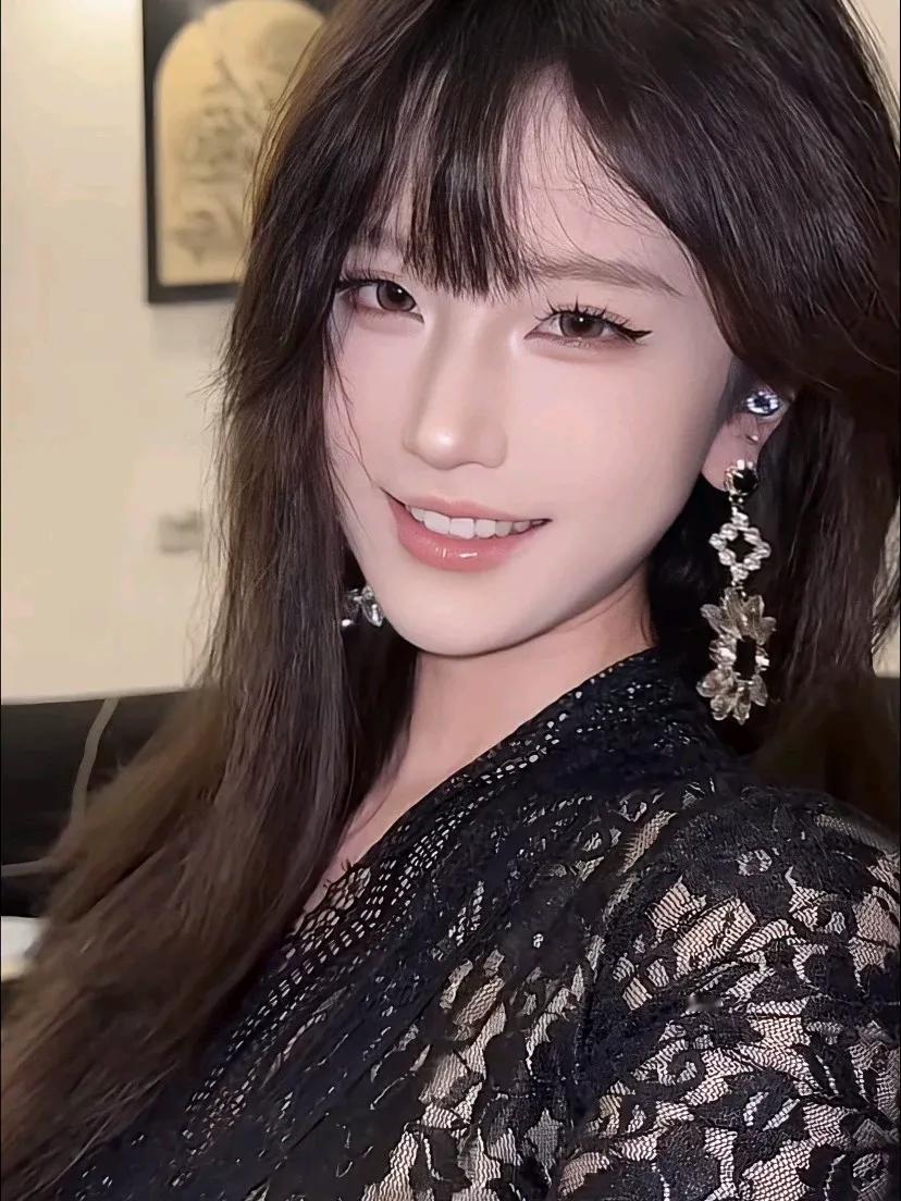 镜中人影笑，花间月色香。