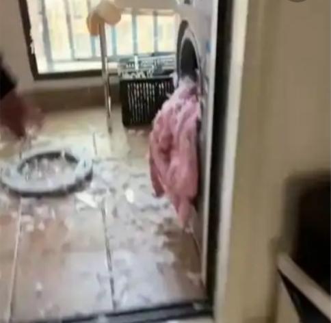 女子机洗羽绒服爆炸毁容！90%的人都在踩这些致命误区，标签上的字别再忽略了