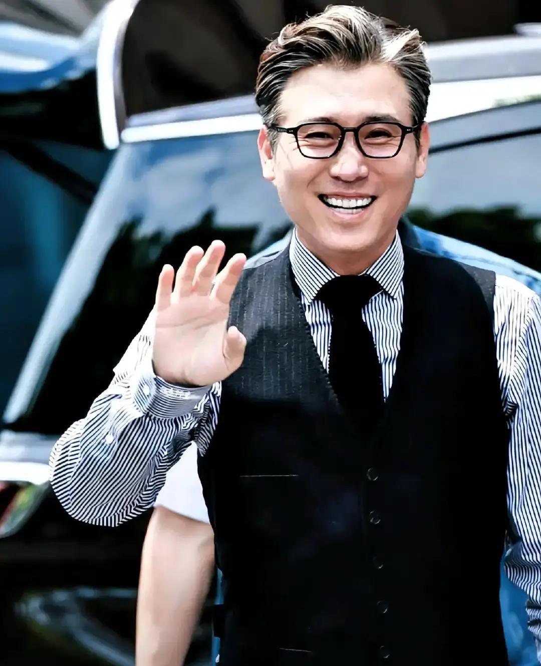 李乃文今年50岁，两个娃，一个儿子一个闺女，日子稳得很。网上突然冒出“他养五