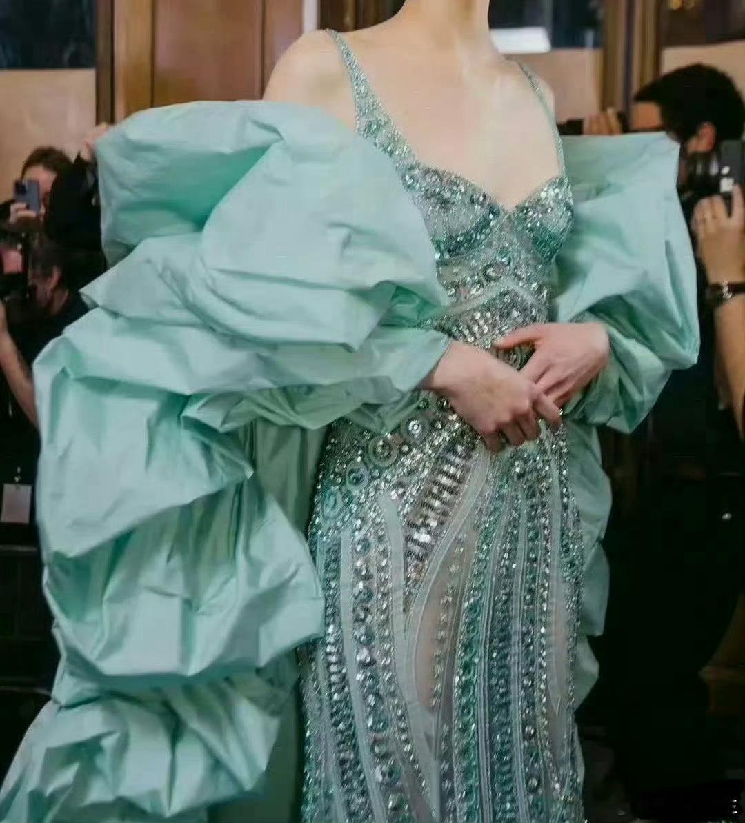 “内娱哪个女明星能驾驭这条裙子？”