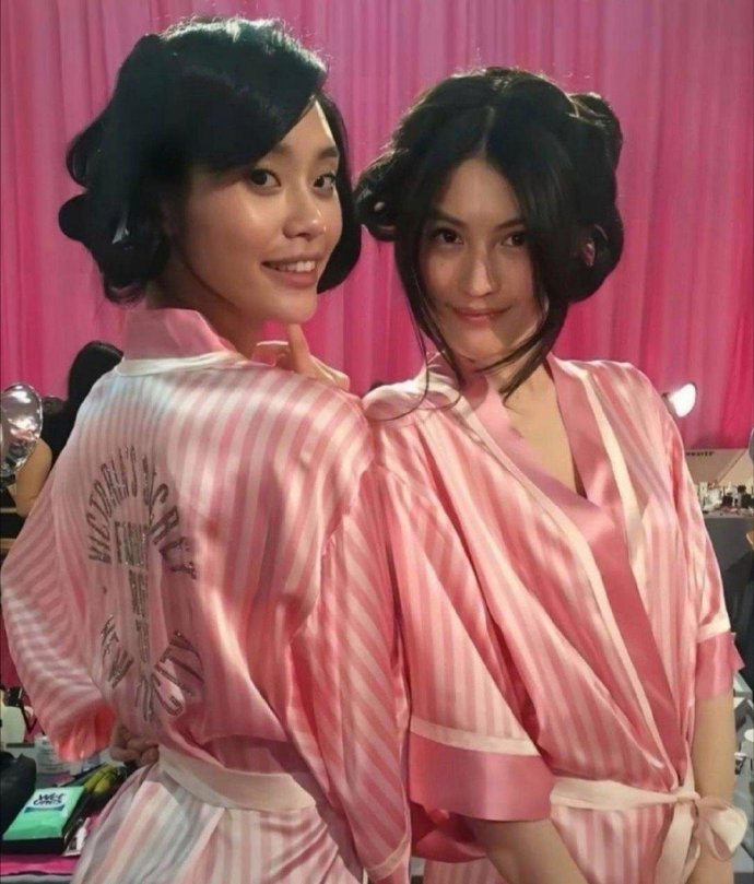 谁能拒绝奚梦瑶和何穗年轻时的模样！满屏都是超模的青涩与灵气，太亮眼了～