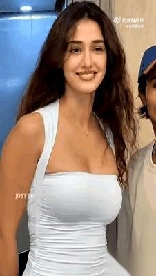 刷到个视频，给我看吐了。一群男的，疯了一样，围着一个女明星。那不叫追星，那叫