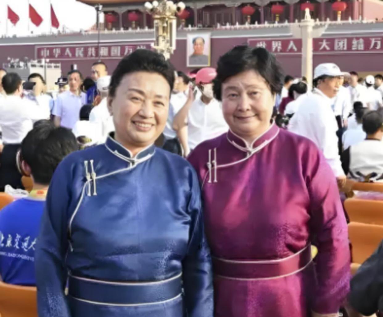 《草原英雄小姐妹》是上世纪60年代发生的故事，故事的主人公是12岁的龙梅和9岁的