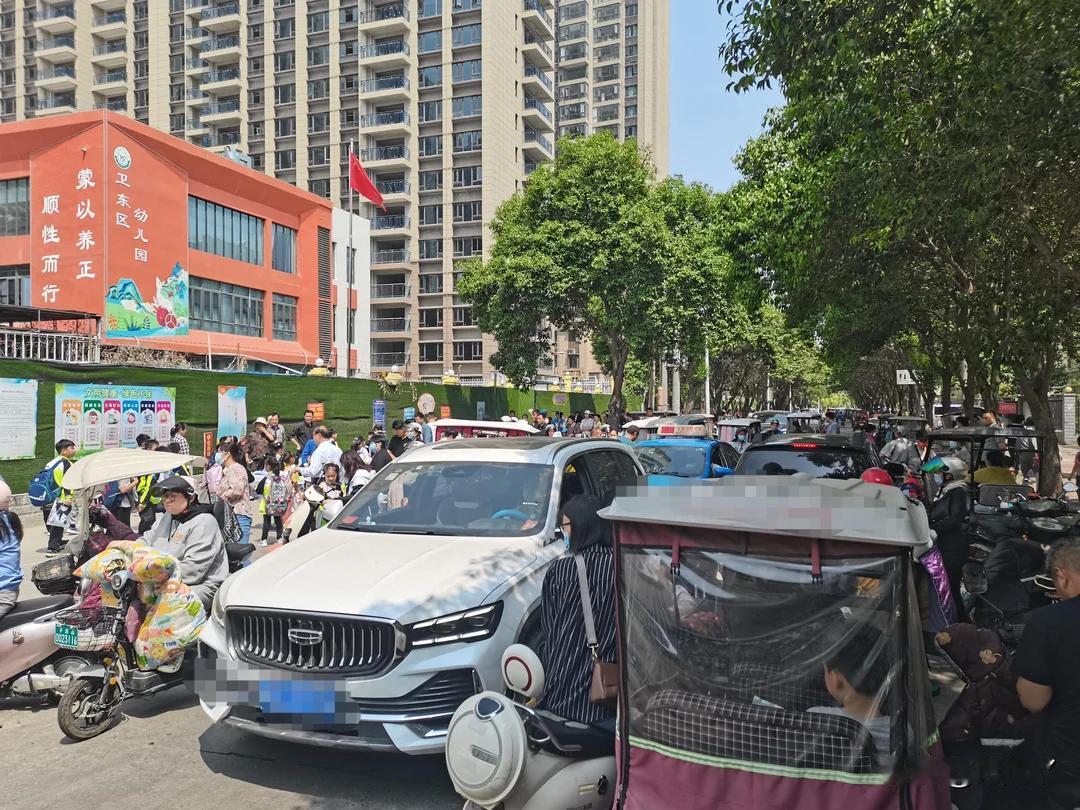 四川阆中。某学校放学时刻，道路拥挤。骑摩托的徐某认为白色轿车挤占了他的路，骂了