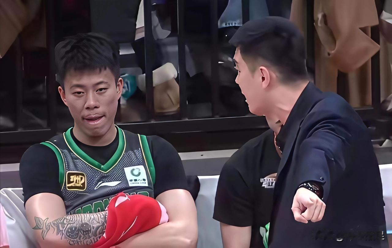 现在很多友友都拿这张照片说事，说张镇麟被训得跟孙子似的，面对主教练杨鸣的颐指气使