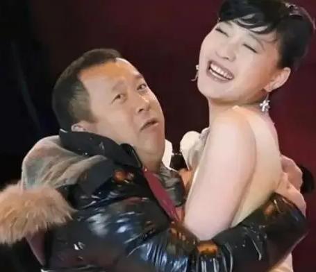 2013年，在曾志伟60岁大寿宴会上，儿媳张可蕙大闹寿宴，不仅向苗侨伟索吻