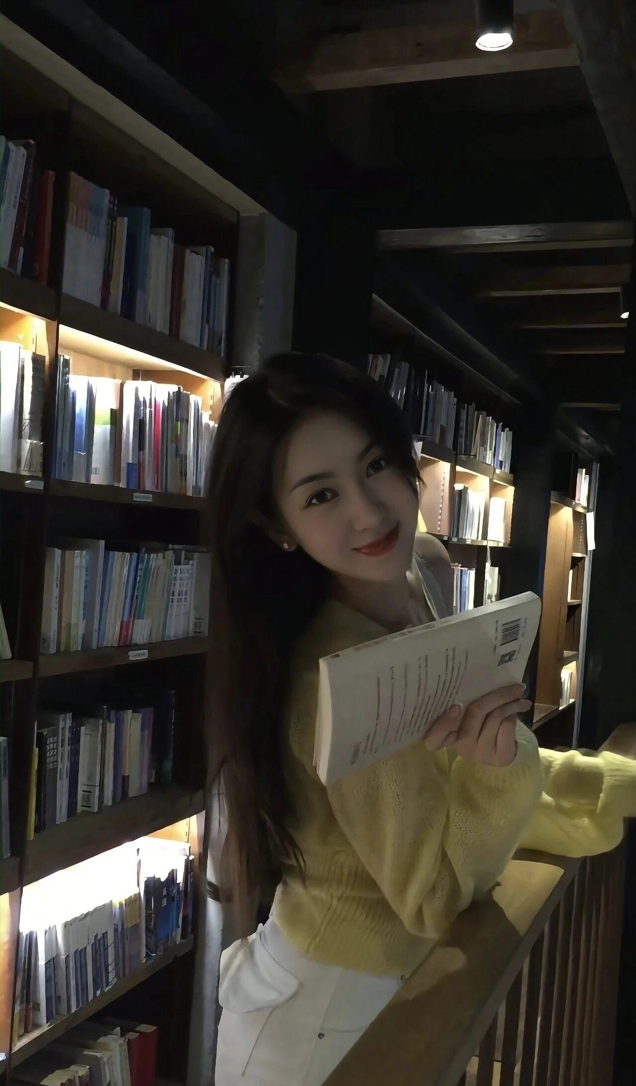 在书香中沉醉，寻找心灵的宁静。📚📖🌟