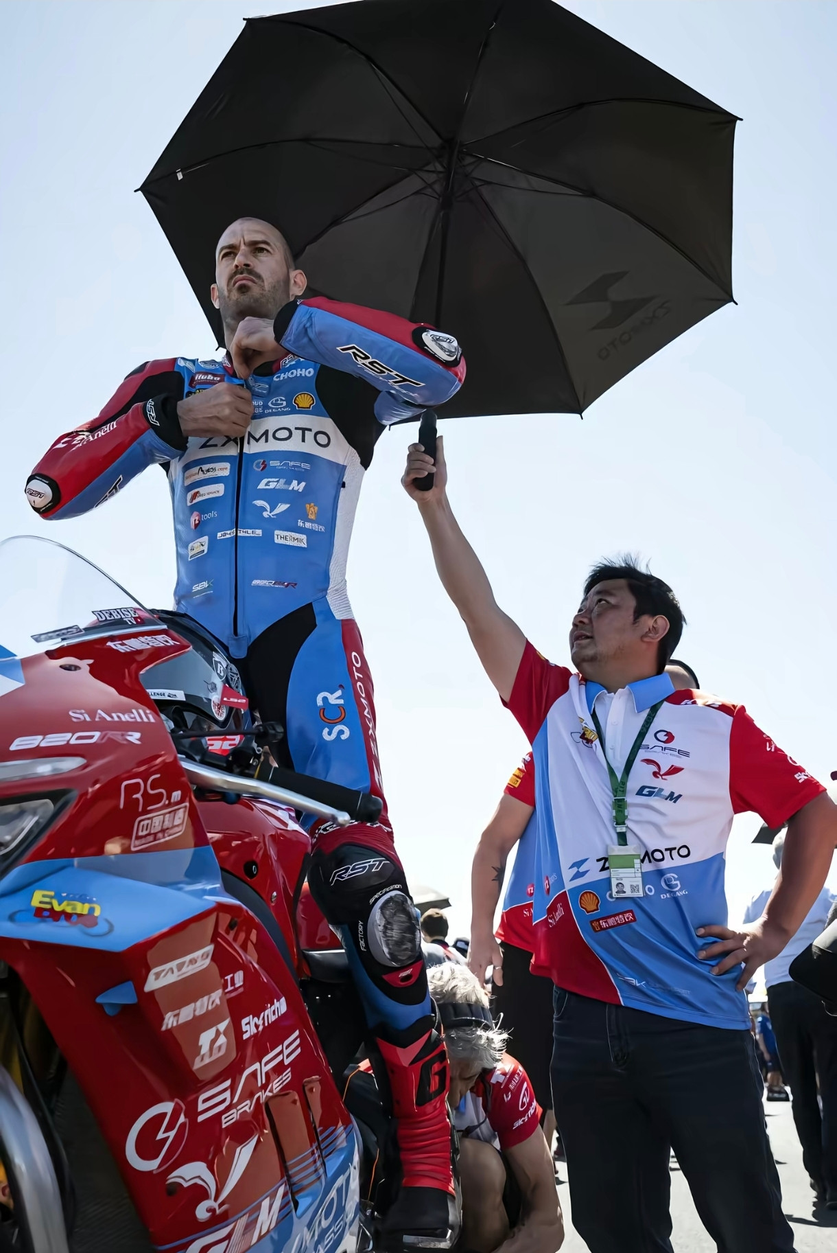 瓦伦丁・德比斯第一次骑上张雪机车，就在WSBK葡萄牙站连拿两个冠军，这事儿在