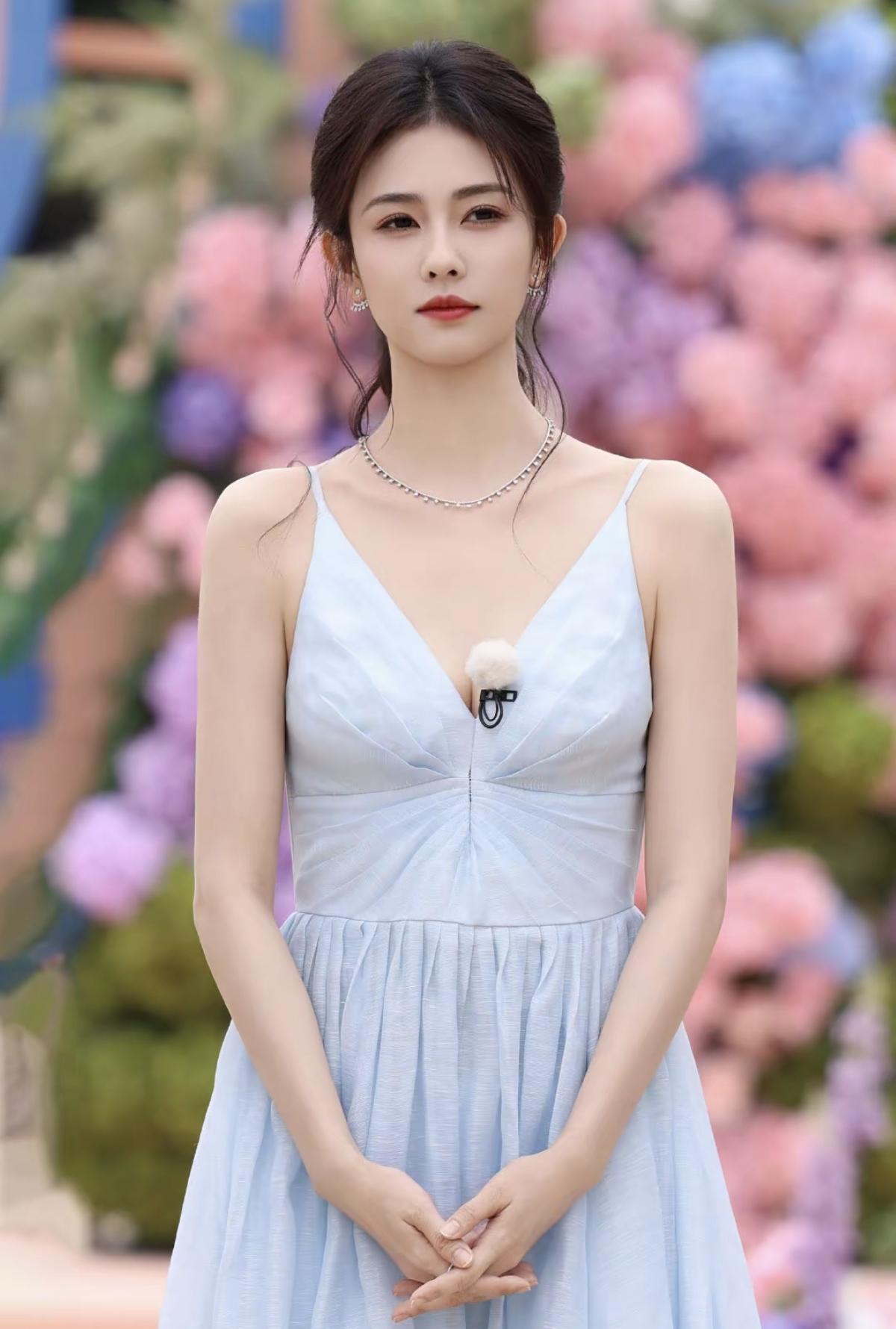 白鹿海边与花海，一袭水蓝吊带裙，是自带柔光的清冷美人[玫瑰][比心]娱乐明星