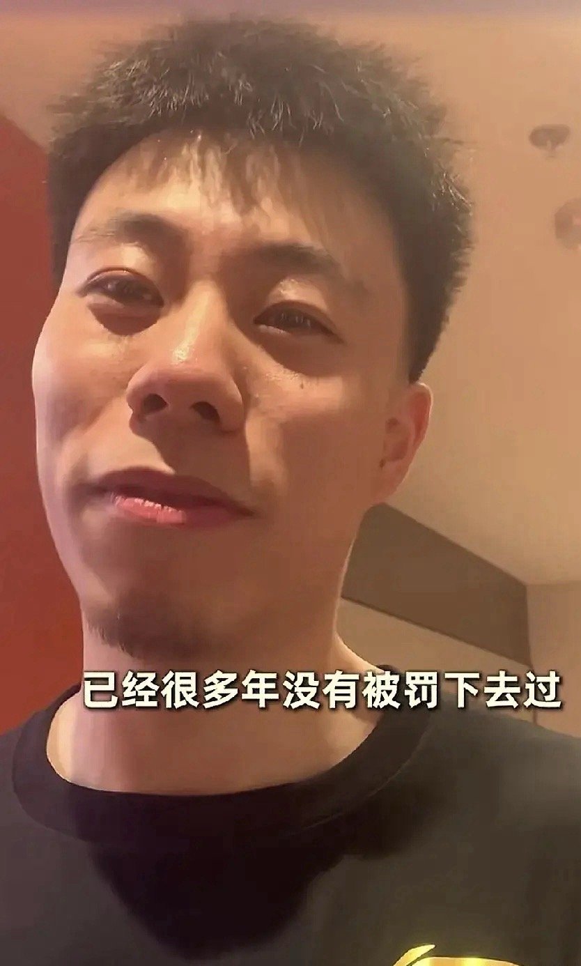 张镇麟赛后接受上海队记者薛思佳的采访。记者:五年四冠什么感觉？累，压力很大，像高