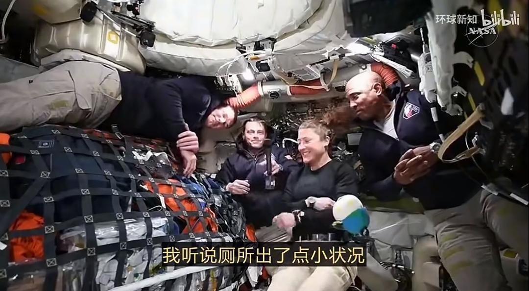 访问休斯顿飞控中心的两家媒体ABC和FOX先后与猎户座飞船上的四名宇航员进行了通