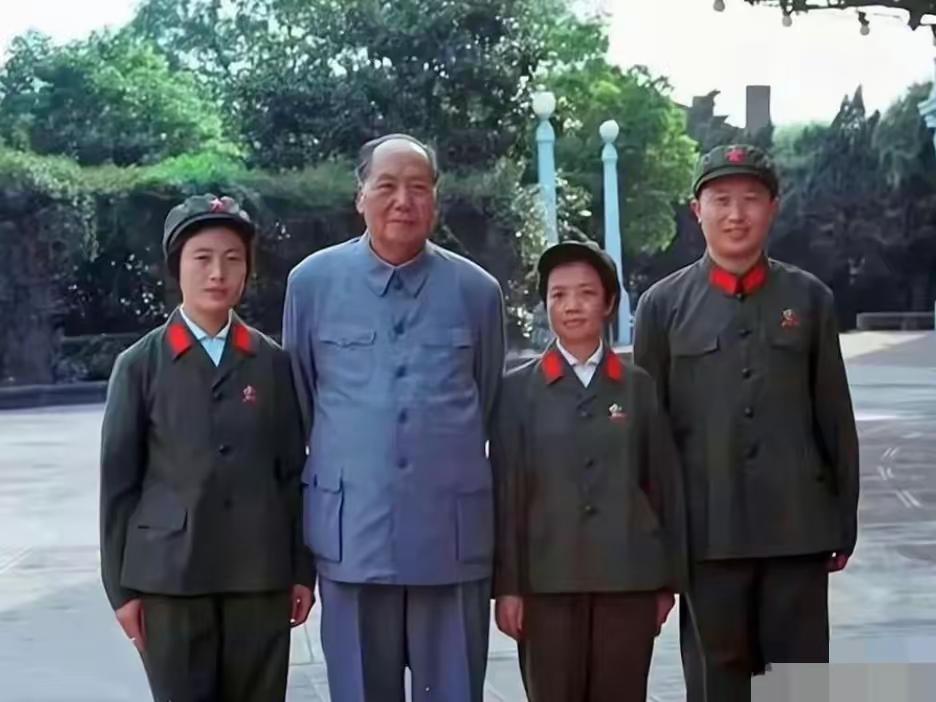 你有没有见过那张照片？1970年杭州，毛主席身边站着几位工作人员，他们笑得那么自
