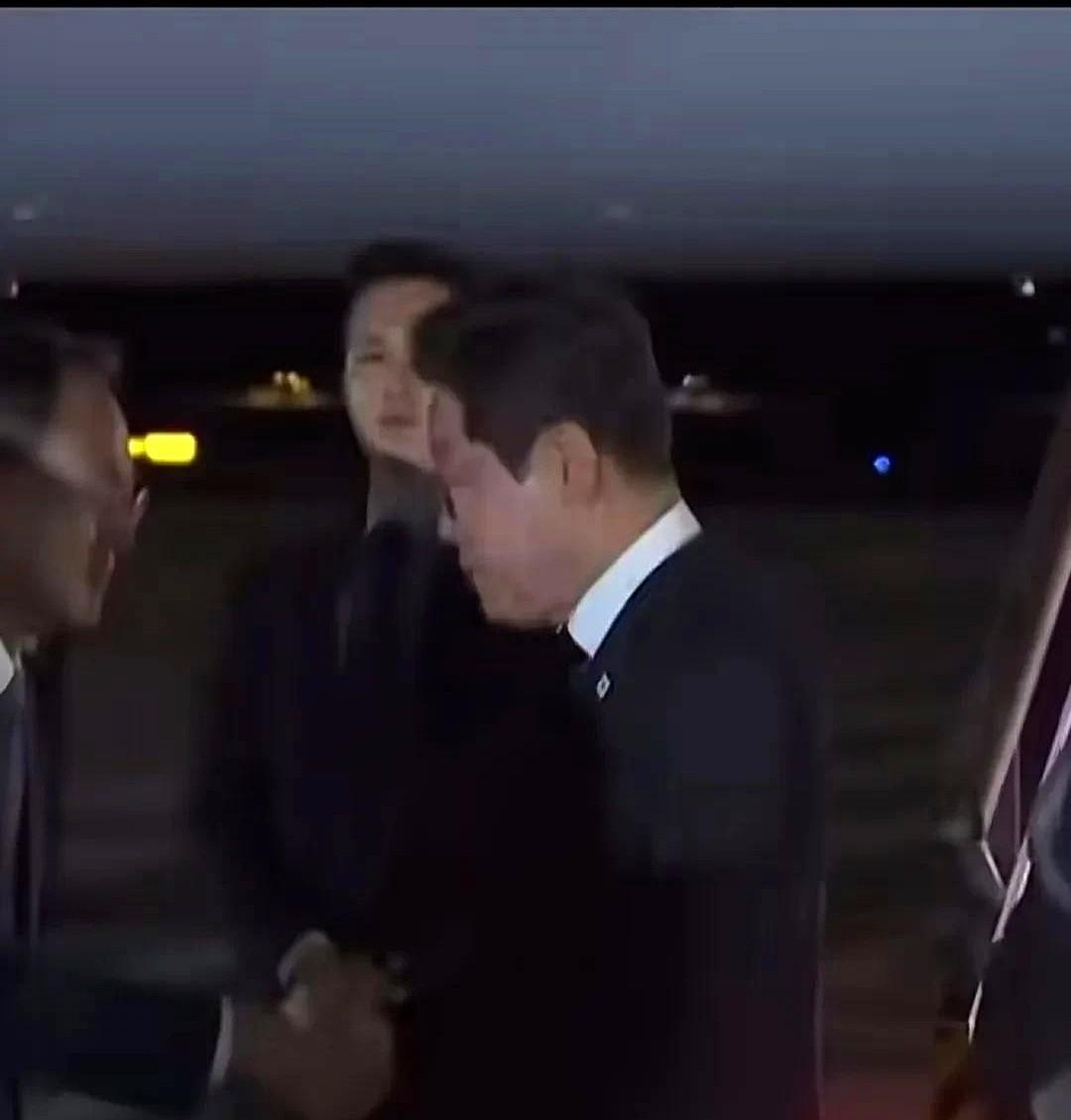 李在明夫妇结束G7峰会后乘坐专机回到韩国。刚下飞机那会儿有个特有意思的场面，李
