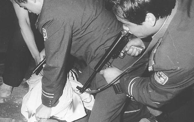 1999年11月，郑州军分区对武器库进行例行检查时，突然发现，犯罪分子竟从库房外