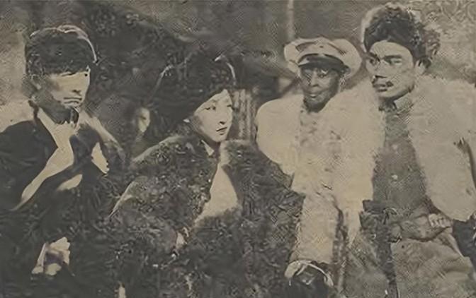 1925年，24岁的青楼女子张素贞，和往常一样接客。然而，正当她开始宽衣解带时，