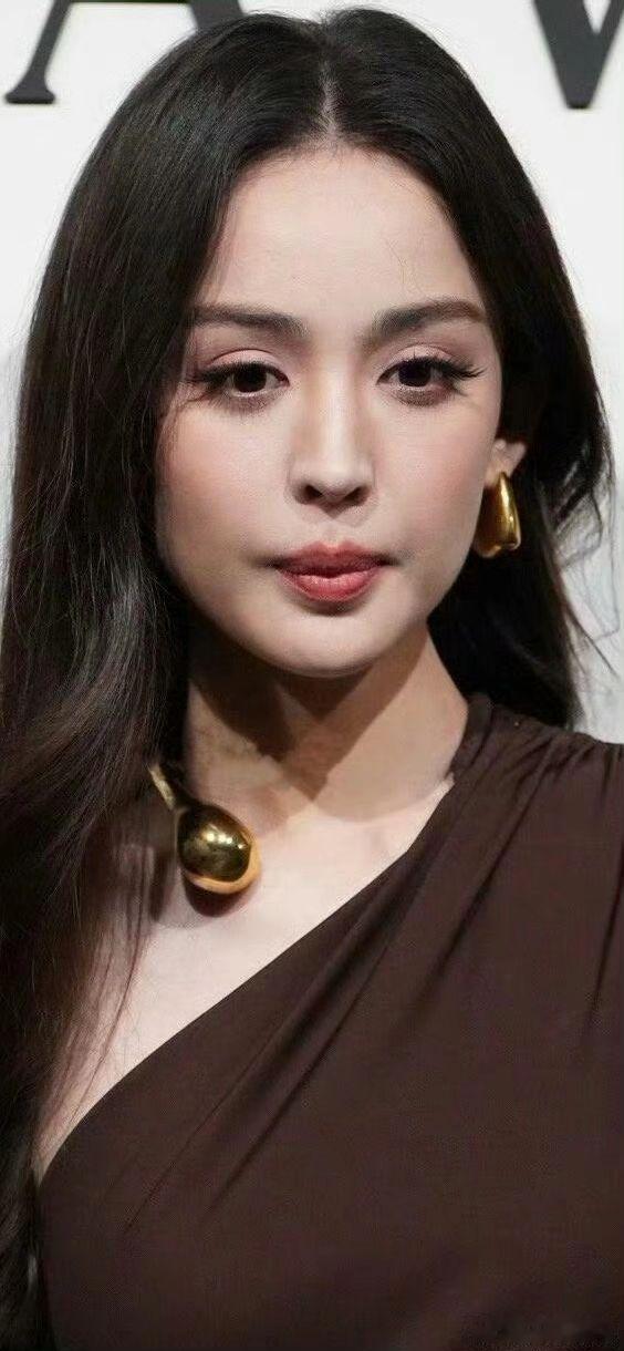 精致的五官，配上大气的金饰，高级感直接拉满古力娜扎怼脸拍也太能打了！