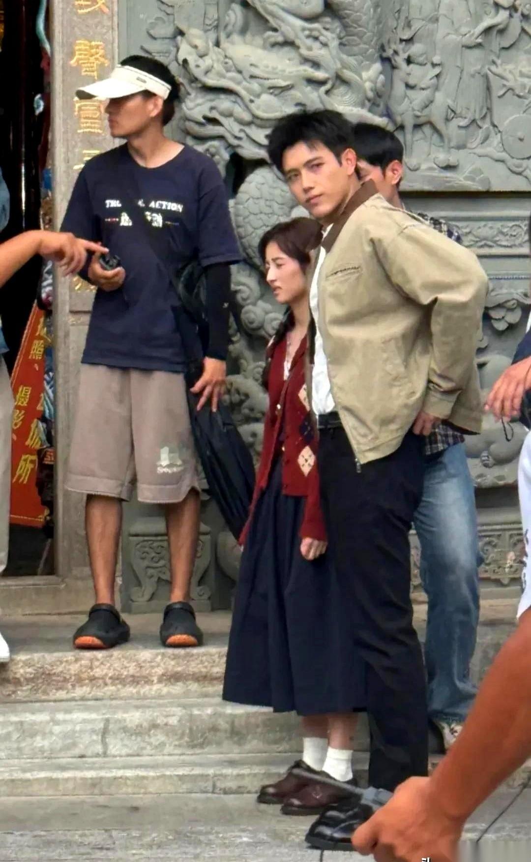 泉州街头这一眼，真把我给看愣了。张子枫怎么瘦成这样了？！就离谱。那个以前笑起来眼睛弯弯、满脸胶原蛋白