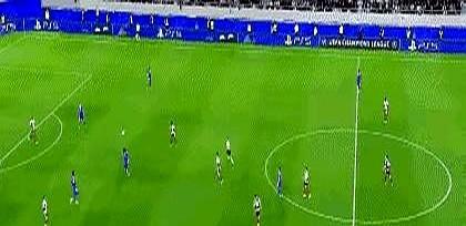 皇马这后防，真给卢宁整不会了。库尔图瓦赛季报销后，乌克兰门将卢宁站了出来，这