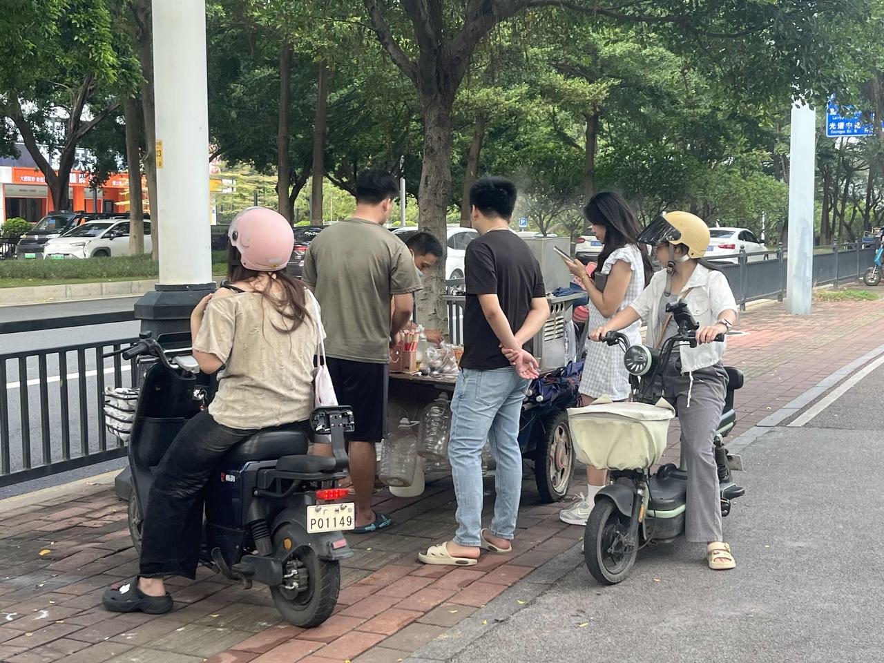 人间烟火……存在自有它的理由……2026年7月，我用手机摄影的照片。