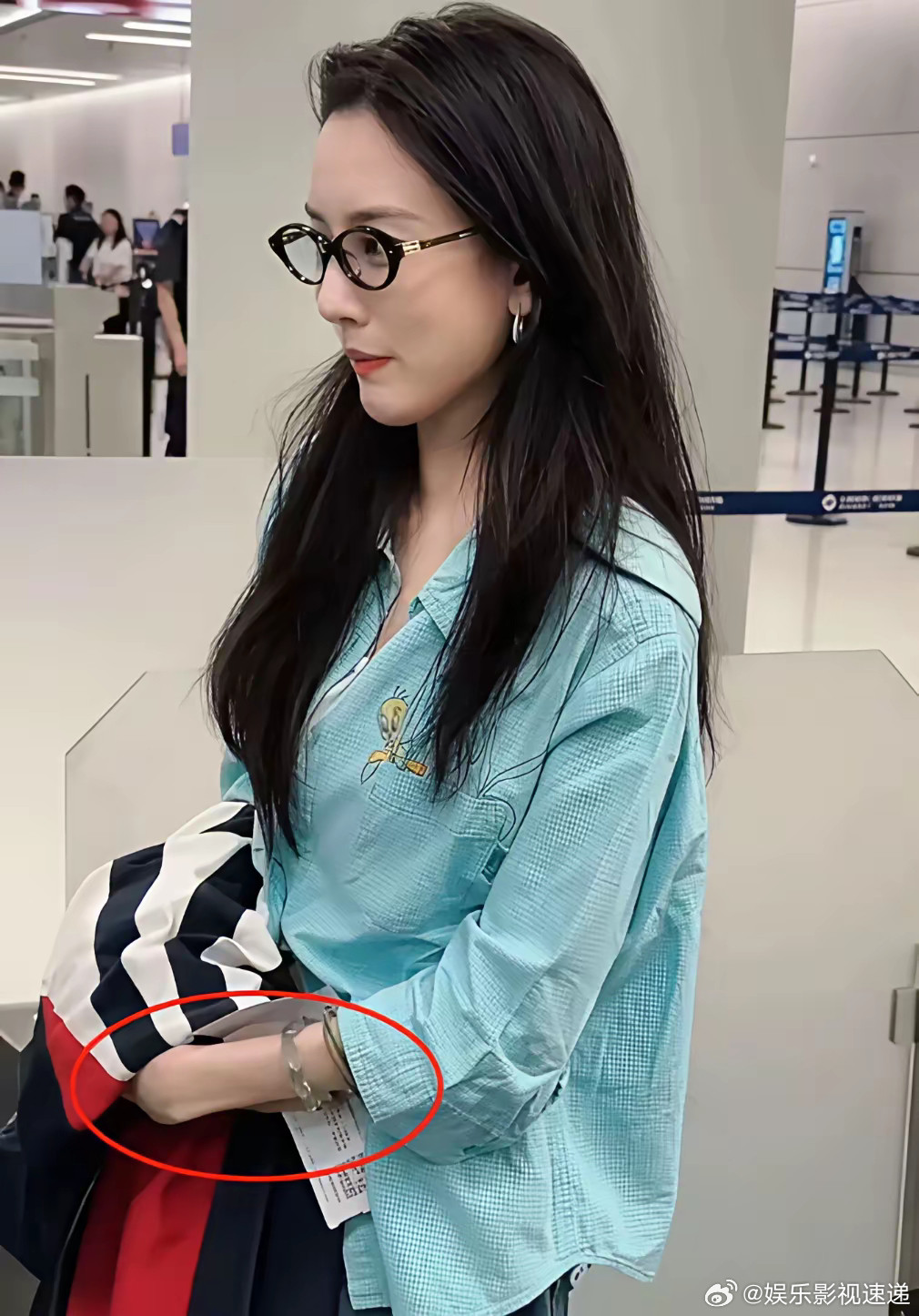 我闺蜜跟我说她前段时间遇见宋祖儿本人了她跟电视上完全长得不一样，要不是周围有粉丝