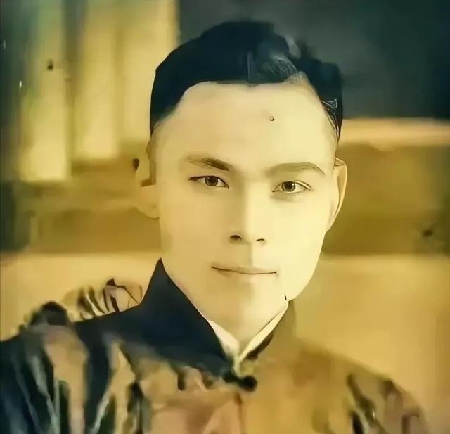 1939年上海擂台，魏庆春被武士刀捅穿胸膛。他没倒下，反而顶着刀锋往前走。台下七