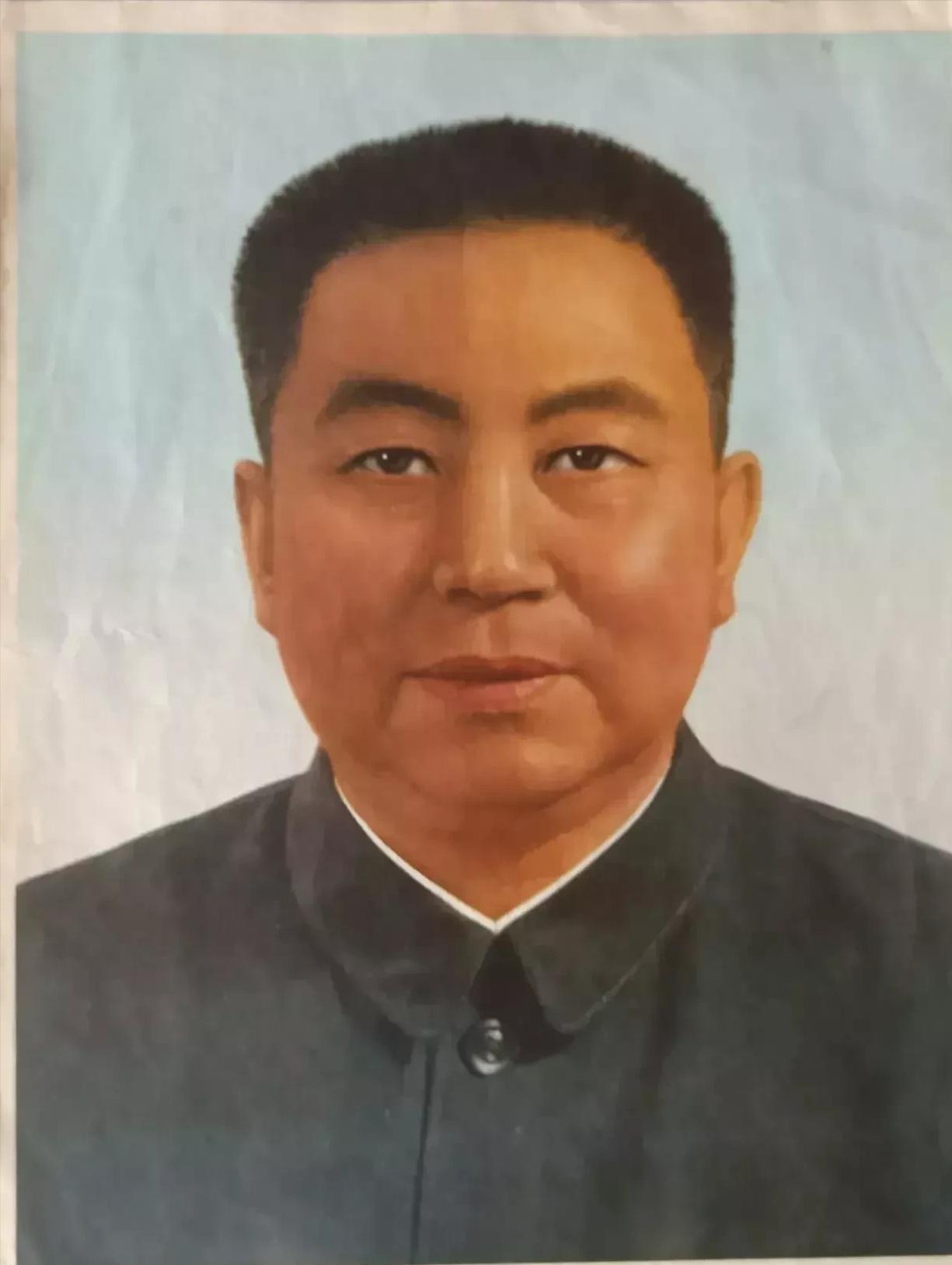 华国锋主席，作为中国历史上的重要领导者，对国家和人民做出了突出的贡献。他