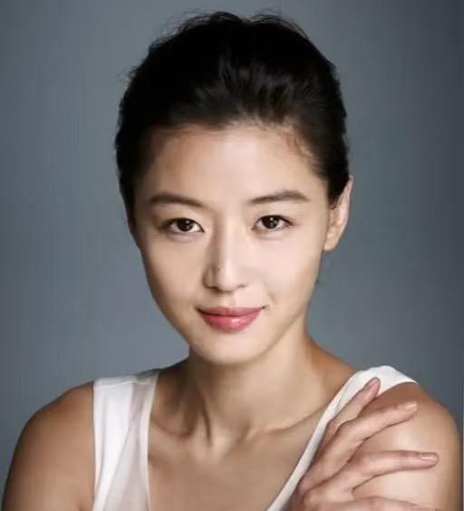 你们发现了没，全智贤的千颂伊白月光滤镜撑了这么多年，但这次新剧的事彻底把滤镜砸