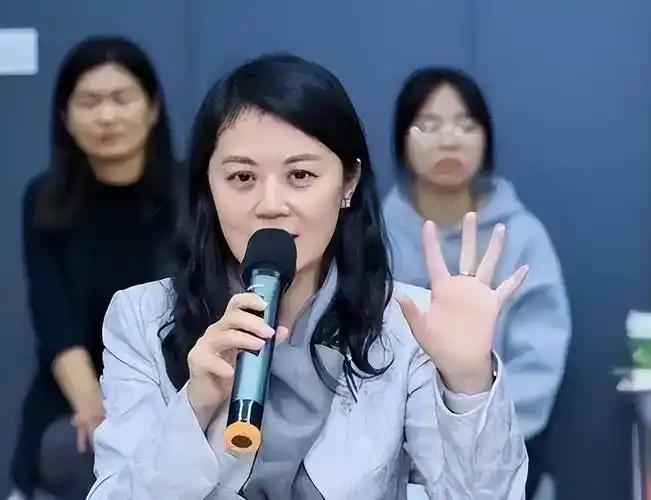 “我愿意放弃中国国籍，自愿加入英国！”这句话，是前央视知名才女主持人姜丰，在20