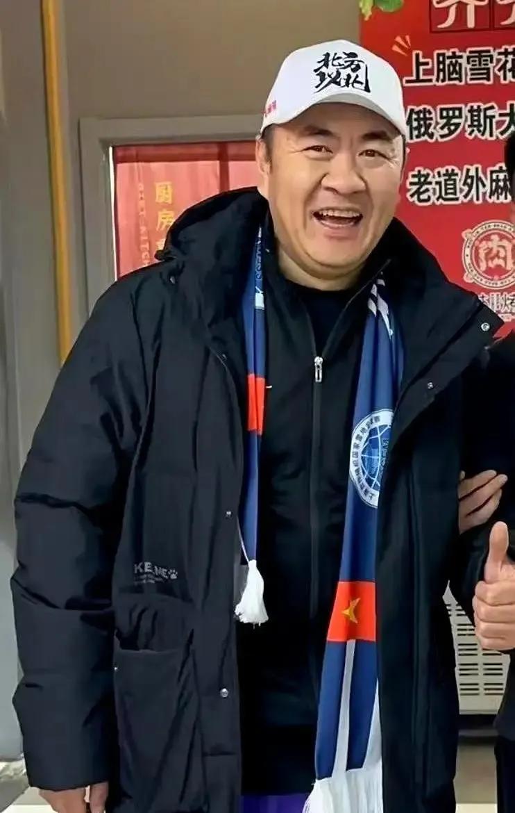 零下二十多度的冰雪大世界，那可是花钱请的专业主持人，西装革履播音腔贼标准，结果刚