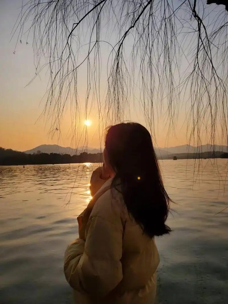 小房郁闷了，说自己老了。我疑惑，怎么会，才30岁，怎么就老了呢？小房默