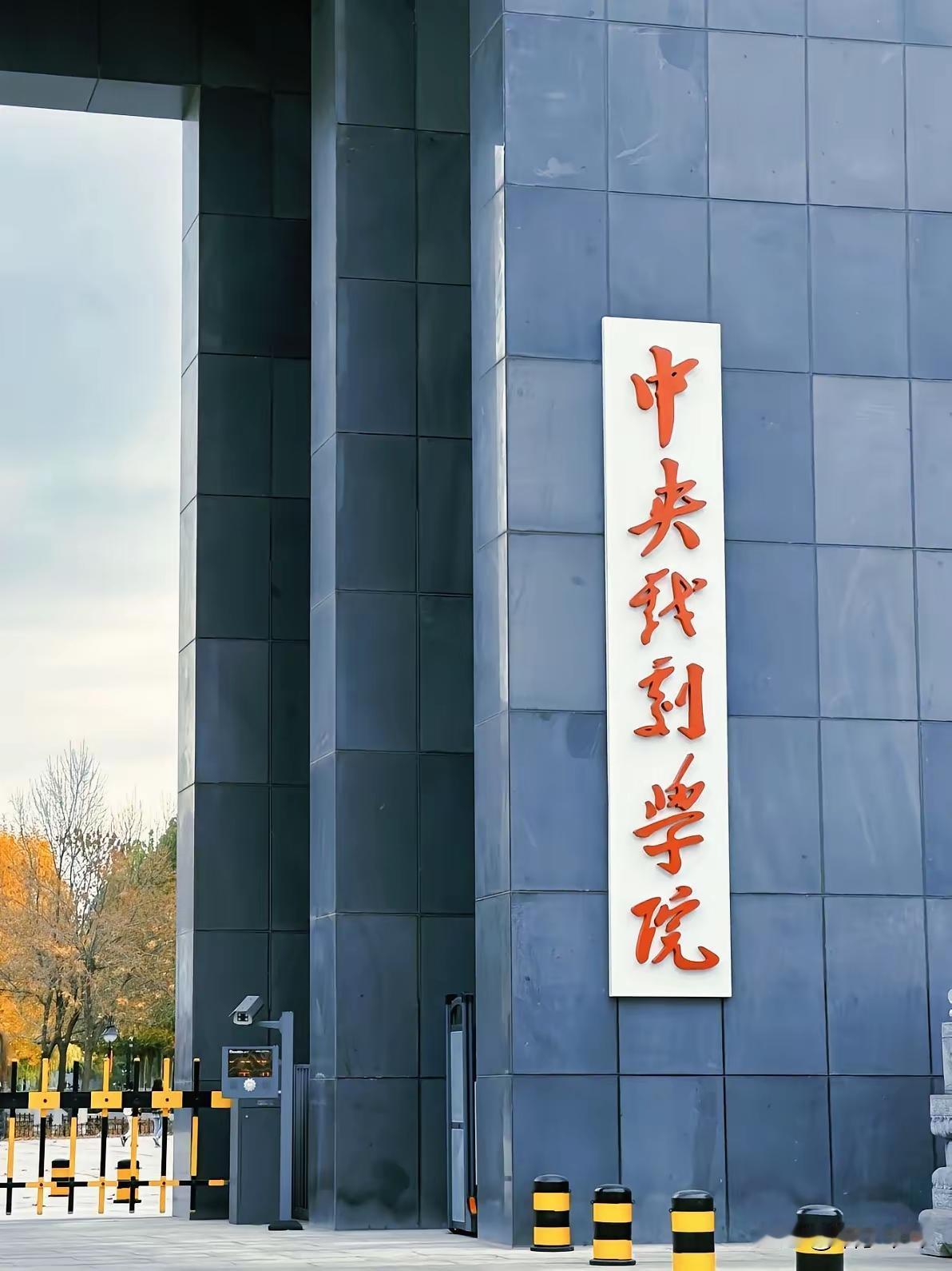 看到闫学晶因为哭穷翻车，连带儿子林傲霏的“新疆班”学历被扒，我真是吃了一个大