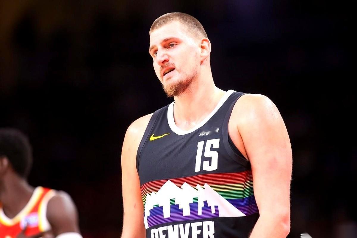 全场就投了7个篮。哥们儿心急着下班要去玩马呢，结果顺手拿了个三双。你上哪儿说