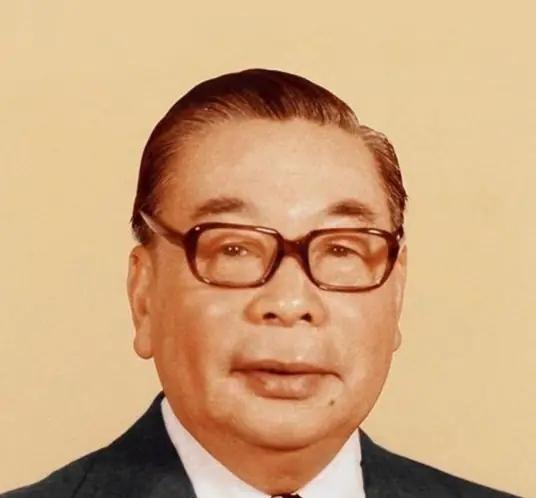以蒋经国的实力和威望，完全可以在1988年去世之际，将台湾省交到他儿子手中。当时