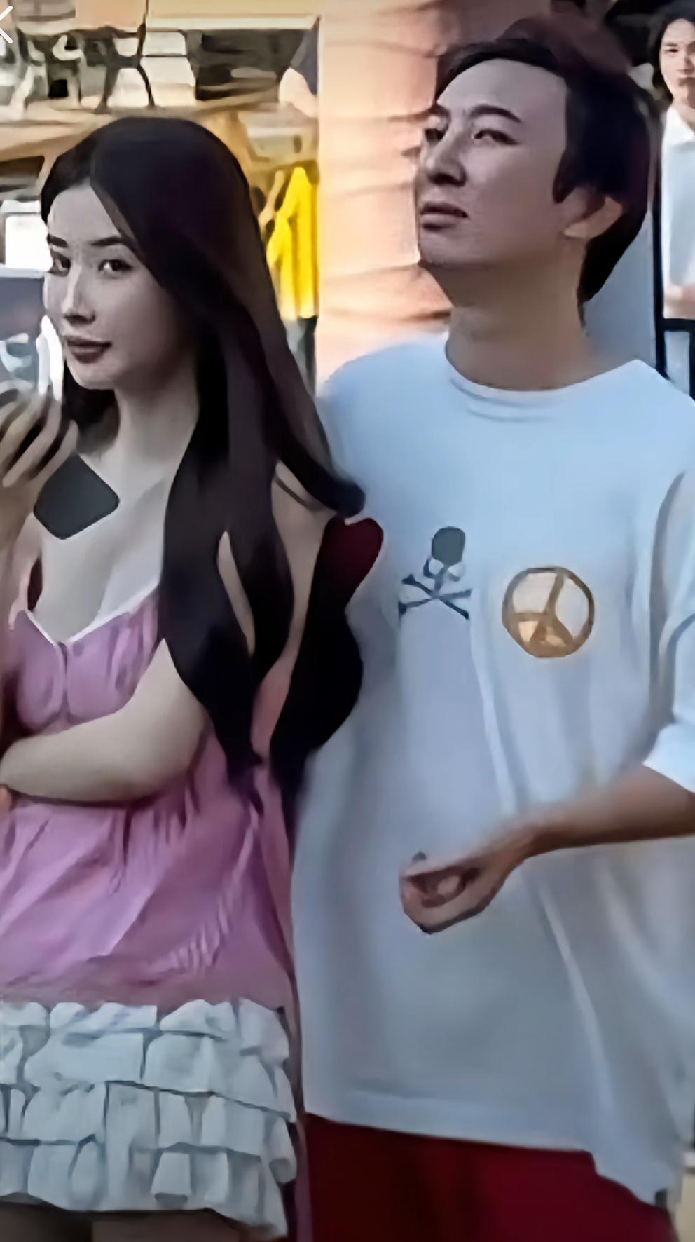 王思聪被拍在日本和别人女生在一起，随后懒懒就发了和王思聪的亲吻照。网友：分手
