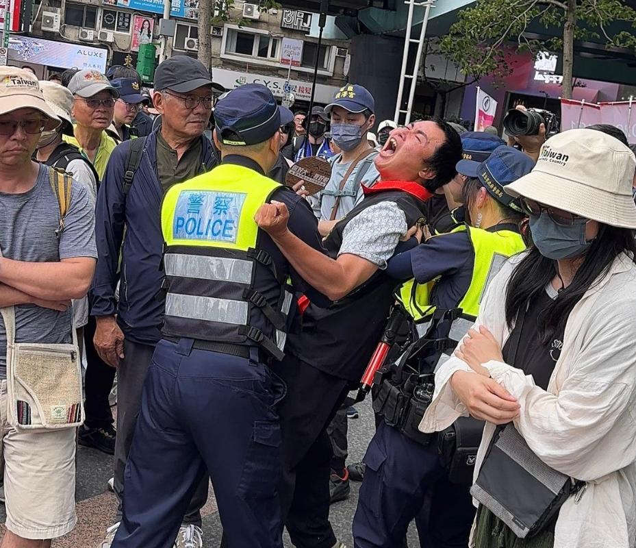 美国暂停140亿对台军售的消息引发岛内震动。23号下午，这一消息在岛内