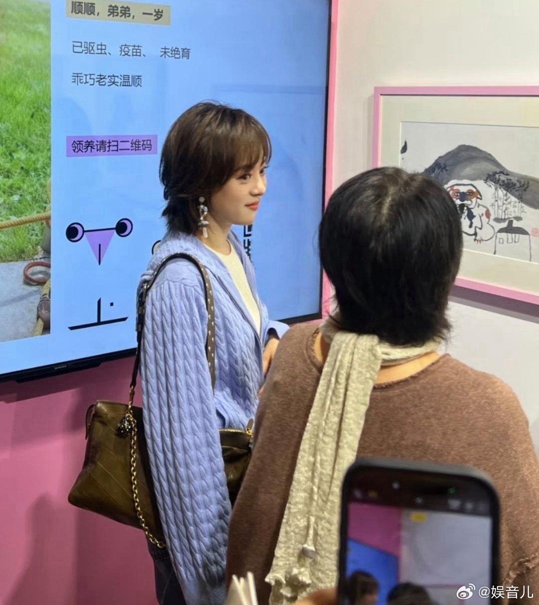 43岁孙俪在上海看花展，她的打扮时尚，脸型圆圆的，看起来很有福气。就是黑眼圈有点