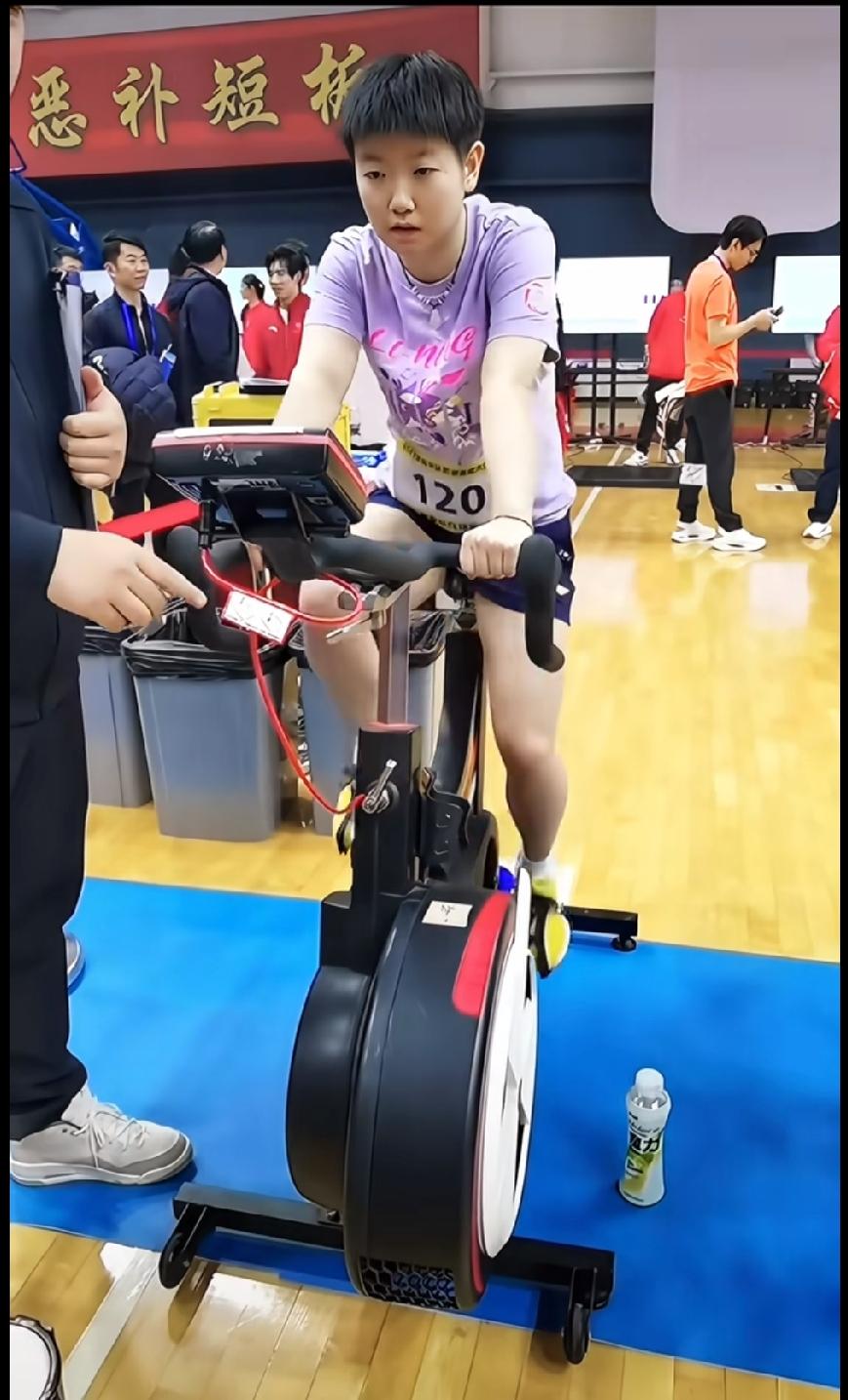冲完体能骑行还笑着喘气，莎莎又拼又可爱！完整记录下莎莎体能测试全过程，太有