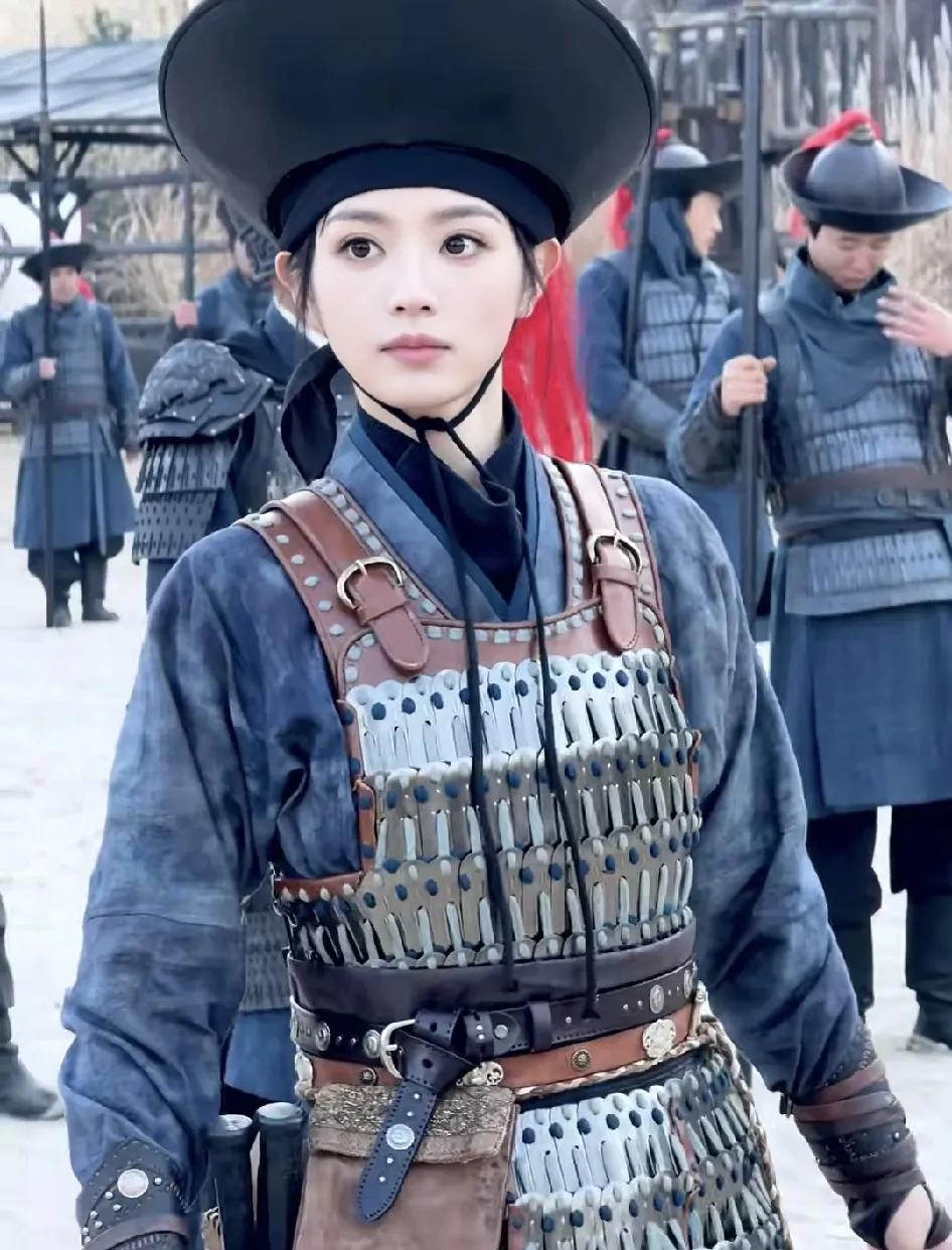 网友说：“让大眼萌妹田曦薇演士兵，太不像了吧”。网友回复:“要像，去喊兵马俑起