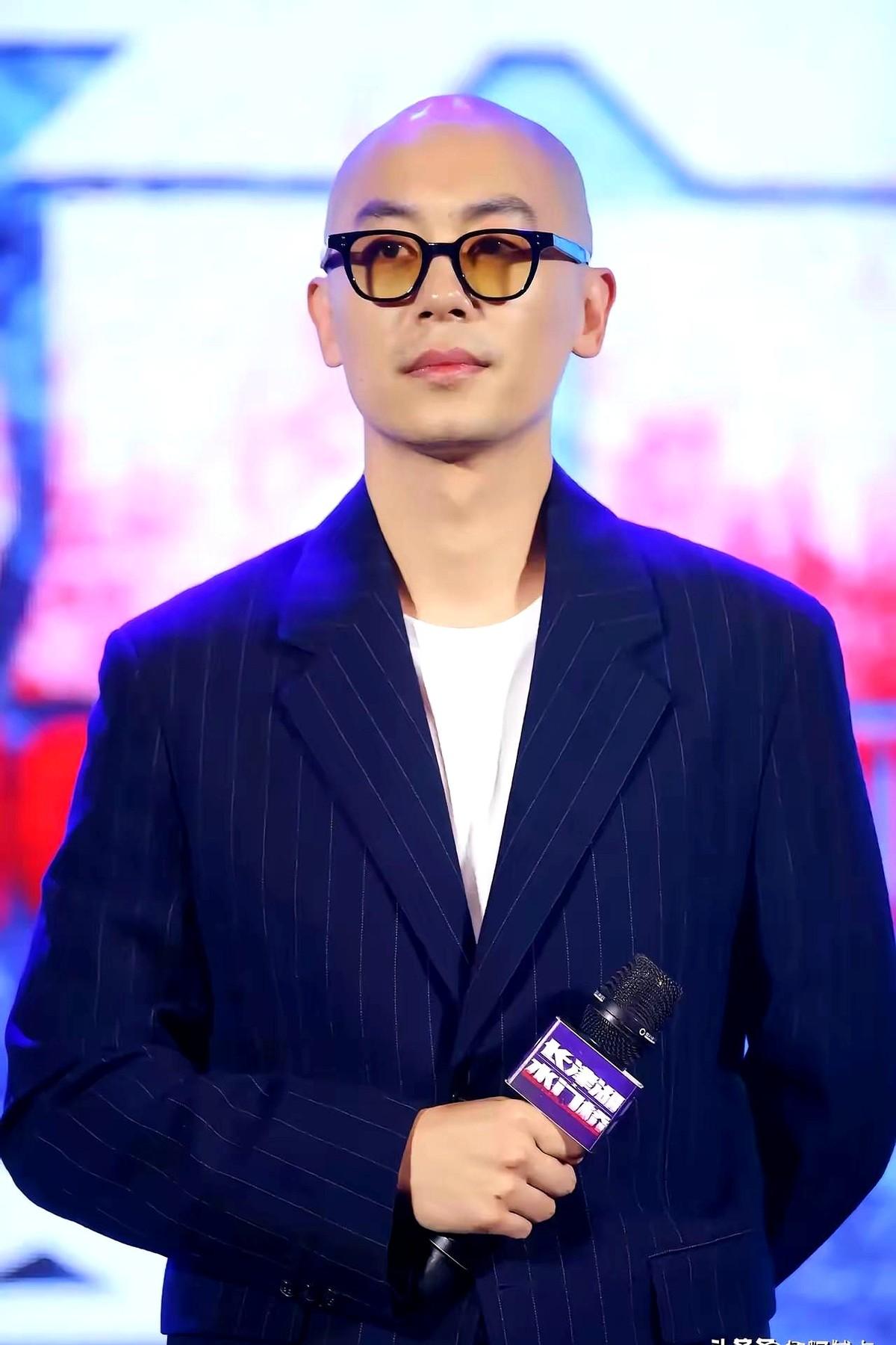 这下好了，不仅陈晓惊呆了，全网也跟着震惊，挖出朱亚文曾在颁奖礼上呛声郭麒麟的