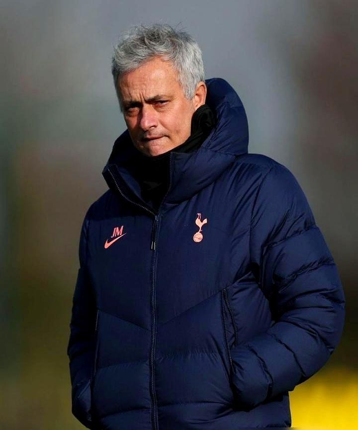 穆里尼奥把球队带进决赛，眼看就要捧杯，列维反手一张解雇通知书，附带1600万英镑