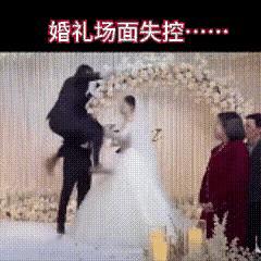 见过这样的婚礼吗？​主持人问新娘:“你对彩礼满意吗？”新娘:“彩礼只给了