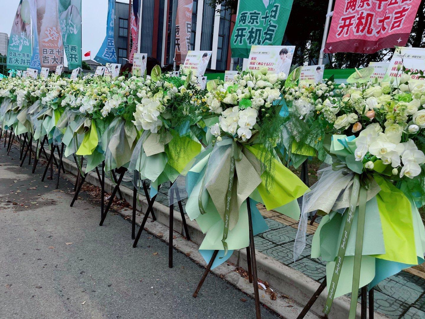 两京十五日开机物料成毅主演《两京十五日》开机现场，祝顺利，新剧大爆。💚​​​